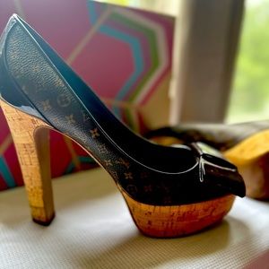 Shoes worn maybe 3X and are in excellent condition.